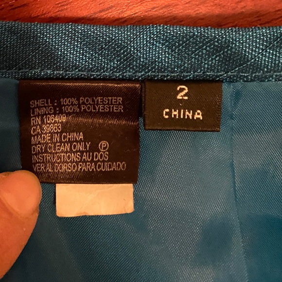 Tahari Skirt Suit - US 2 - Fitted w Pleats & belt for fitted silhouette - Picture 4 of 14